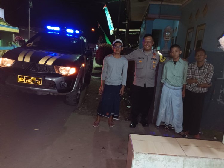 Tingkatkan Keamanan Desa Bhabinkamtibmas Polsek Kebonpedes Patroli Malam