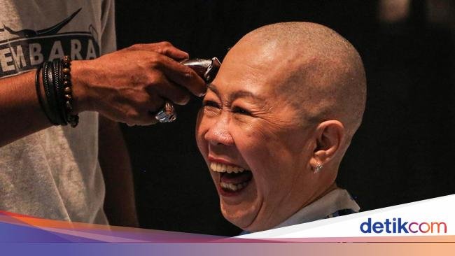 Aksi Cukur Gundul Peringati Hari Kanker Anak Internasional