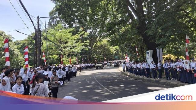 Pelajar dan Warga Antusias Sambut Presiden Turki Erdogan ke Istana Bogor