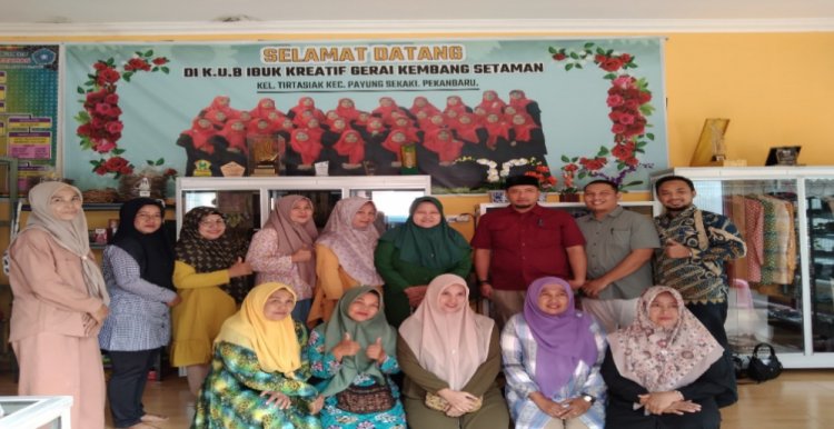 TIM PKM DOSEN FISIPOL UIR MEMBERIKAN PENYULUHAN INOVASI TEKNOLOGI INFORMASI PADA KELOMPOK USAHA BERSAMA IBU KREATIF KEMBANG SETAMAN DI KOTA PEKANBARU