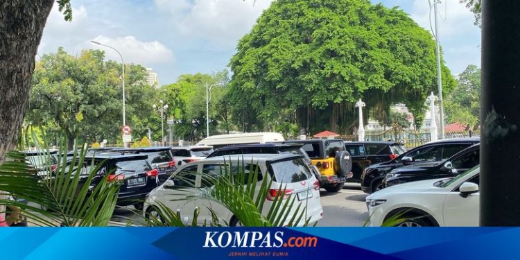 Geladi Kotor Pelantikan Kepala Daerah, Kendaraan Parkir Sembarangan di Sekitar Monas