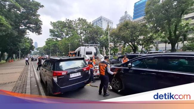 Bikin Macet, Mobil Parkir di Jalan Medan Merdeka Barat Jakpus Diderek Dishub