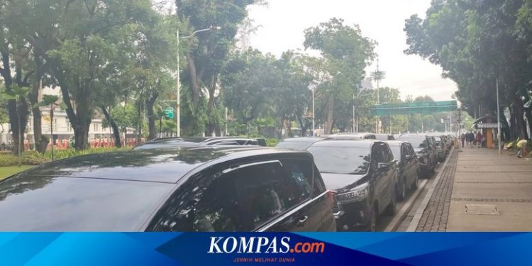 Panitia Ancam Derek Mobil Kepala Daerah yang Diparkir Sembarangan di Sekitar Monas