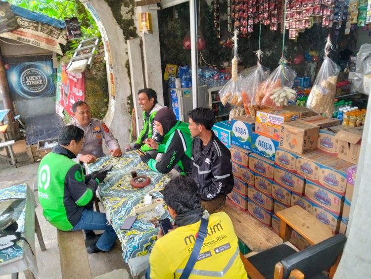 Patroli Polsek Cikole Laksanakan Giat Dialogis Dengan Ojol