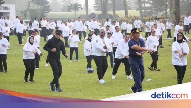 Pembukaan Retret, Mendagri Senam Bareng Kepala Daerah di Akmil Magelang