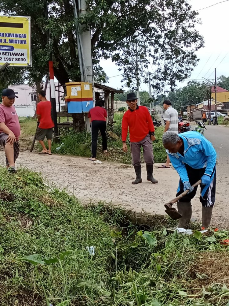 Lurah Kedondong Raye Bersama Warga Gotong Royong Bersihkan Saluran