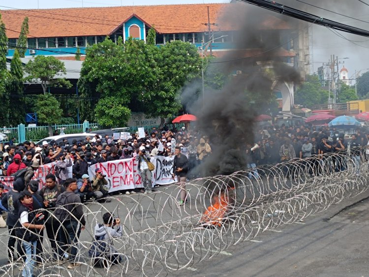 Demo Indonesia Gelap Jilid II di DPRD Jatim