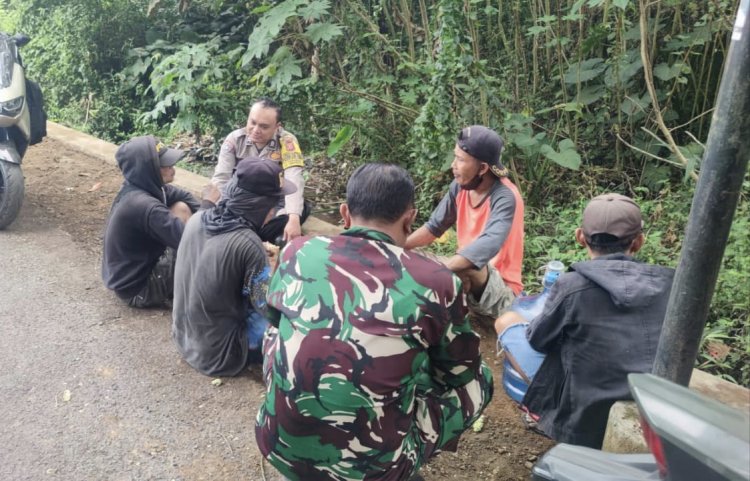 Bhabinkamtibmas Polsek Sukaraja bersama Babinsa melaksanakan kunjungan ke sejumlah petani