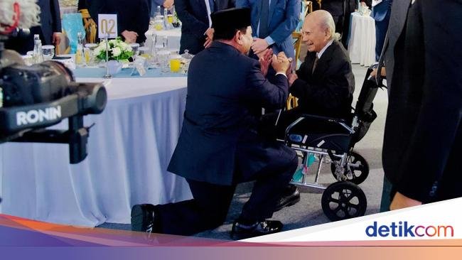 Momen Prabowo Membungkuk Salami Emil Salim di Peluncuran Danantara