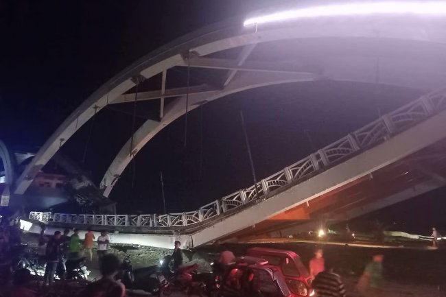 Jembatan baru dibangun di Filipina roboh