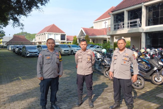 Polsek Cikole Laksanakan Giat Patroli Ke Gereja