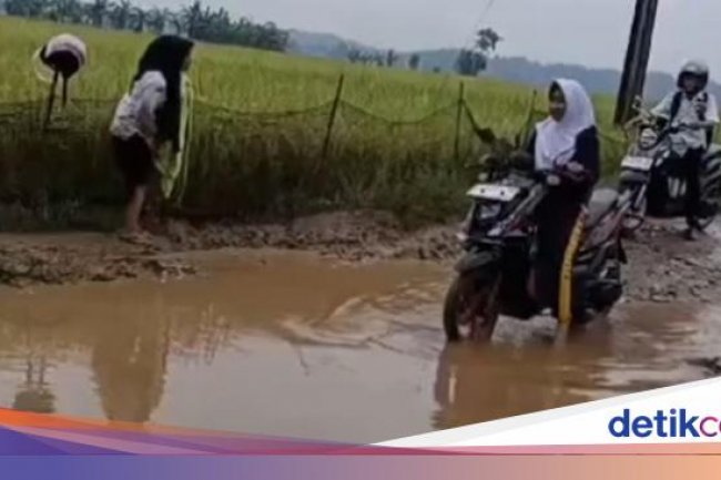 Sedih! Bu Guru di Pandeglang Terjatuh karena Jalan Rusak Bak Kubangan