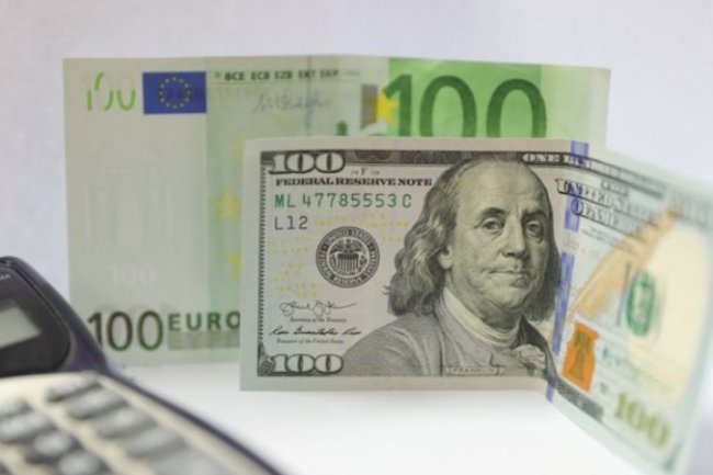 Dolar AS Makin Ambruk Imbas Kekhawatiran Tarif Trump