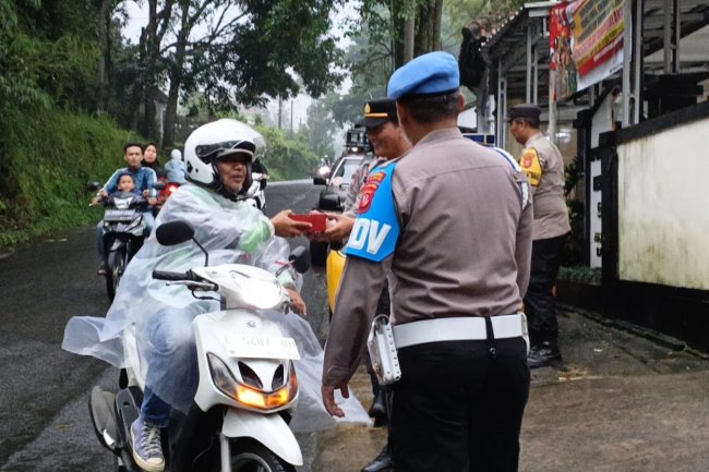 Polsek Sukabumi Bagikan Takjil Gratis Sambil Berikan Himbauan Tertib Berlalulintas
