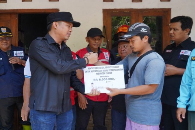 Bupati Cilacap Sumbangkan Gaji untuk Korban Longsor di Desa Babakan