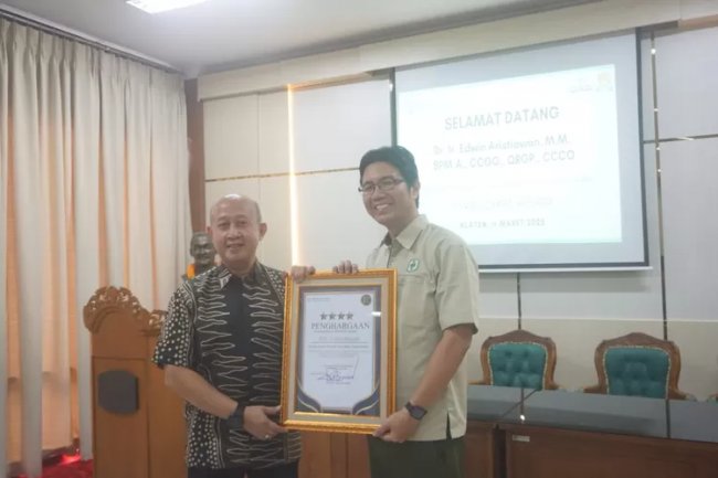 Berkomitmen Terapkan Tranformasi Digital, Direktur Teknologi Informasi BPJS Kesehatan Berikan Penghargaan kepada RS Cakra Husada dan RSU Islam Klaten