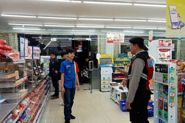 Patroli Sambang Alfamart dan Indomart Beri Himbauan Kamtibmas