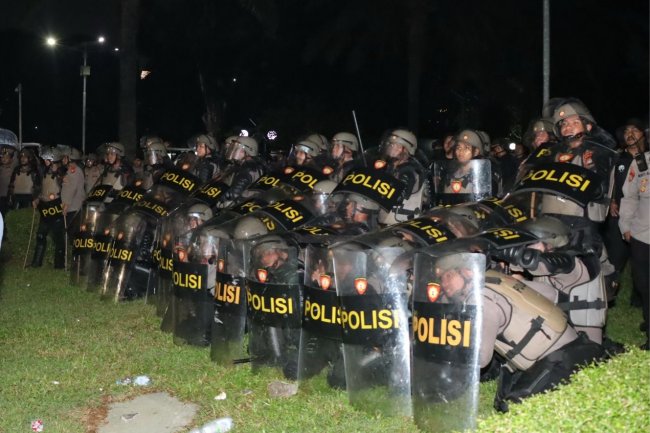 Empat Polisi Luka Bakar Saat Pengamanan Aksi di Depan DPR