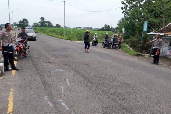 Pemotor di Jombang Tewas Tertabrak Truk Saat Menyebrang