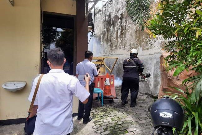 Cegah Demam Berdarah: Polres Pelabuhan Tanjung Perak Gencarkan Fogging DBD di Mako dan Polsek Jajaran