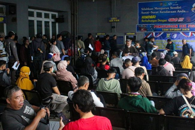 FOTO: Warga Jabar Serbu Samsat Bayar Pajak Kendaraan Saat Pemutihan