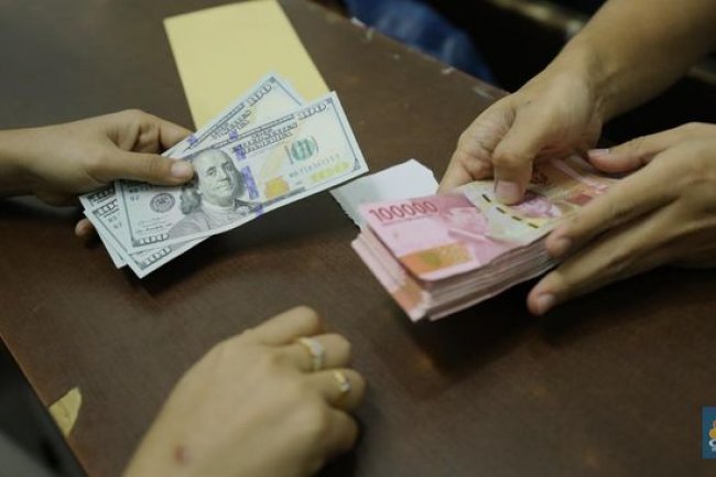 Rupiah Masih Volatil, Dolar Dibuka Stagnan di Rp16.590