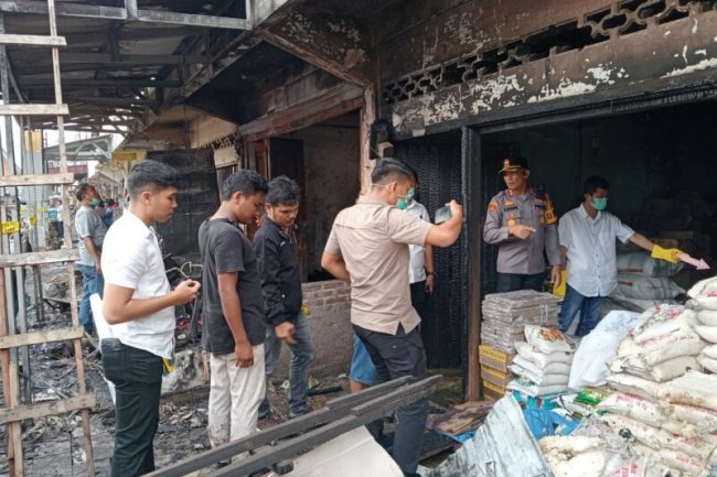 Polres Taput Olah TKP Peristiwa Kebakaran di Muara Taput.