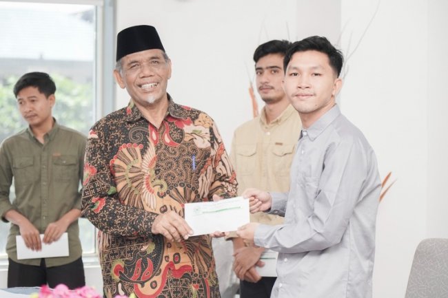 UMRI Berikan Bingkisan Syawal Bagi Mahasiswa Internasional
