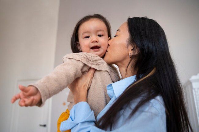 Mama, Hindarkan si Kecil Dicium Saat Mudik dan Kumpul Lebaran