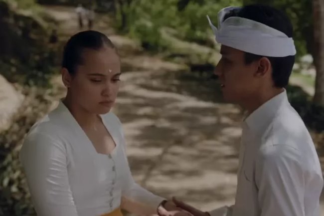 Sinopsis Film Komang, Perjuangan Cinta Ditengah Latar Belakang yang Berbeda