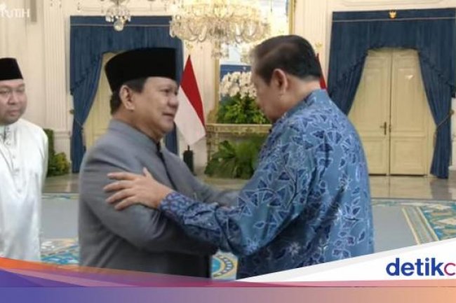 Momen Prabowo Maju Salami SBY dan AHY Sekeluarga Saat Halalbihalal di Istana