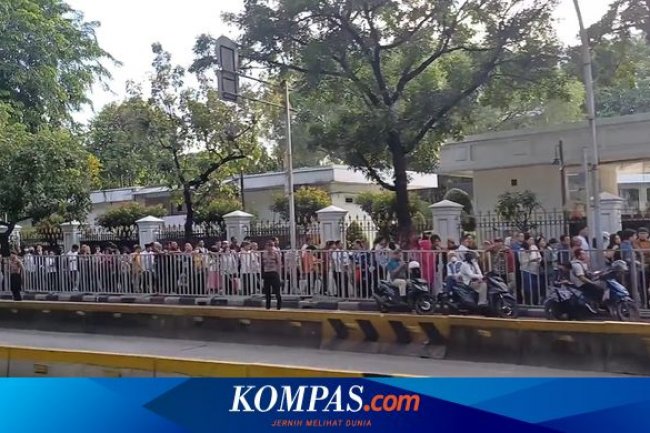 Ada "Open House" Prabowo, Antrean Warga Mulai Mengular di Pintu Kementerian Sekretariat Negara