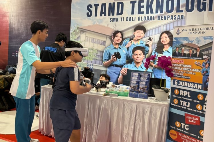 Beragam Inovasi Teknologi Hadir di Pameran DTIK Fest 2025, Dari Teh Cemcem hingga Robot Mesatua Bali