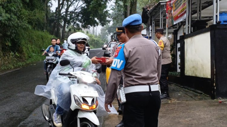 Polsek Sukabumi Bagikan Takjil Gratis Sambil Berikan Himbauan Tertib Berlalulintas