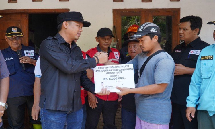 Bupati Cilacap Sumbangkan Gaji untuk Korban Longsor di Desa Babakan