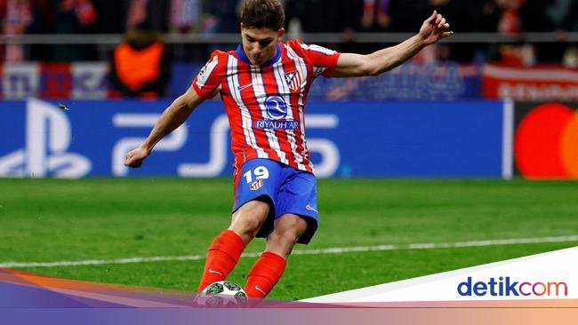 Simeone Pertanyakan Keputusan Anulir Penalti Julian Alvarez