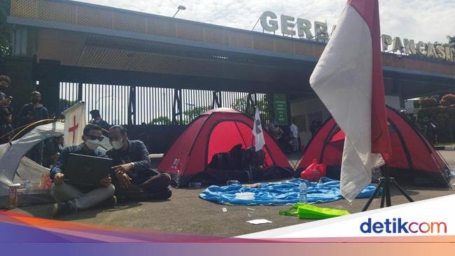 Massa Demo Tolak RUU TNI Dirikan Tenda di Pintu Masuk DPR