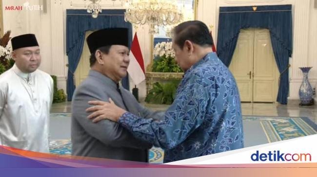 Momen Prabowo Maju Salami SBY dan AHY Sekeluarga Saat Halalbihalal di Istana