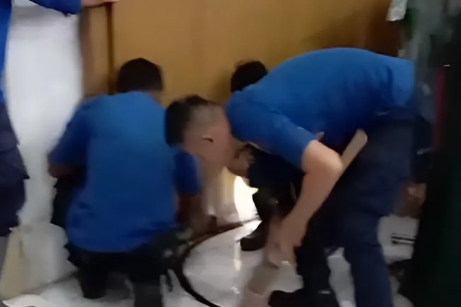 'Drama Malam' di Conggeang, Aksi Damkar Perbaiki Rolling Door Macet