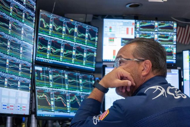 Saham AS: Nasdaq Cuan Banyak, Dow Jones Tergelincir