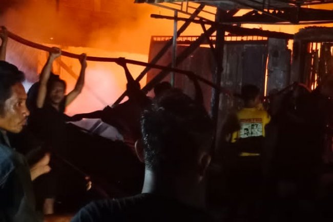 Peristiwa kebakaran di Bahorok 6 unit Ruko, 2 orang Korban ibu dan anak meninggal dunia terperangkap asap kebakaran.