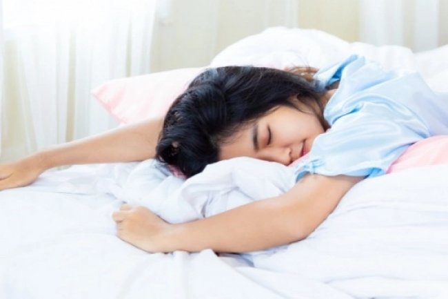 Penelitian Temukan Kebiasaan Tidur yang Memicu Kerusakan Otak Lebih Cepat