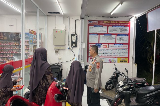 Bhabinkamtibmas Polsek Kebonpedes Sambangi Mini Market Sampaikan Himbauan Kamtibmas