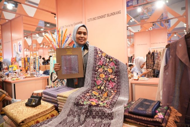 UMKM Unici Songket Silungkang Tembus Pasar Internasional Berkat BRI