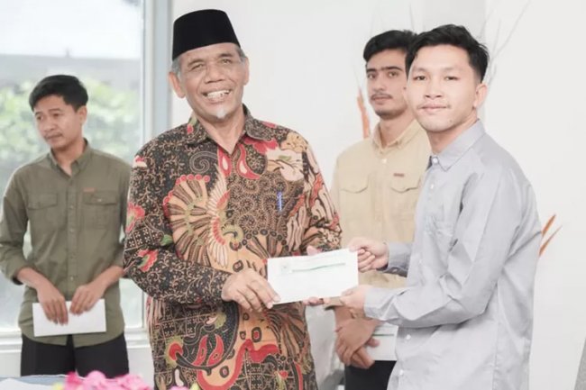 Umri Berikan Bingkisan Syawal ke Mahasiswa Internasional