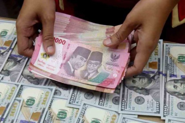 Rupiah Ikut-ikutan Ambruk, Pagi Ini Sudah Sentuh Rp16.800-an/USD