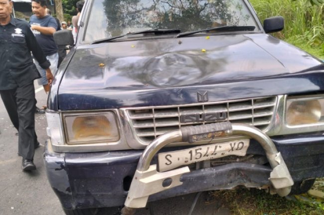 Disenggol Pemotor, Emak-emak di Jombang Luka Berat Usai Tabrak Mobil