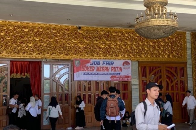 Peristiwa rumah Gubernur Bengkulu yang "digeruduk" para pencari kerja