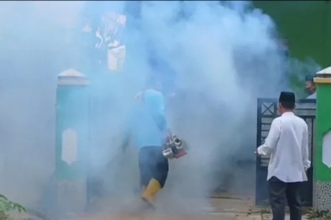 1 Warga MD dan 2 Dirawat, Pemdes Muara Bakti Gandeng Puskesmas Babelan II Lakukan Fogging