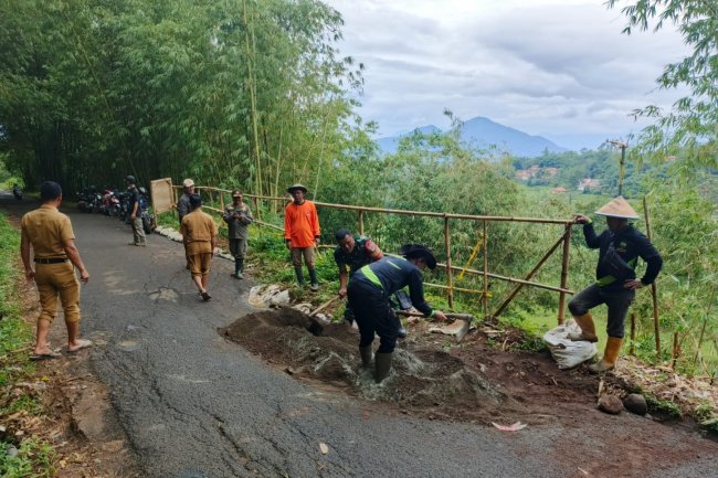 Jalan Butut Tak Kunjung Diperbaiki, Warga Genteng Sukasari Lakukan Perbaikan Darurat
